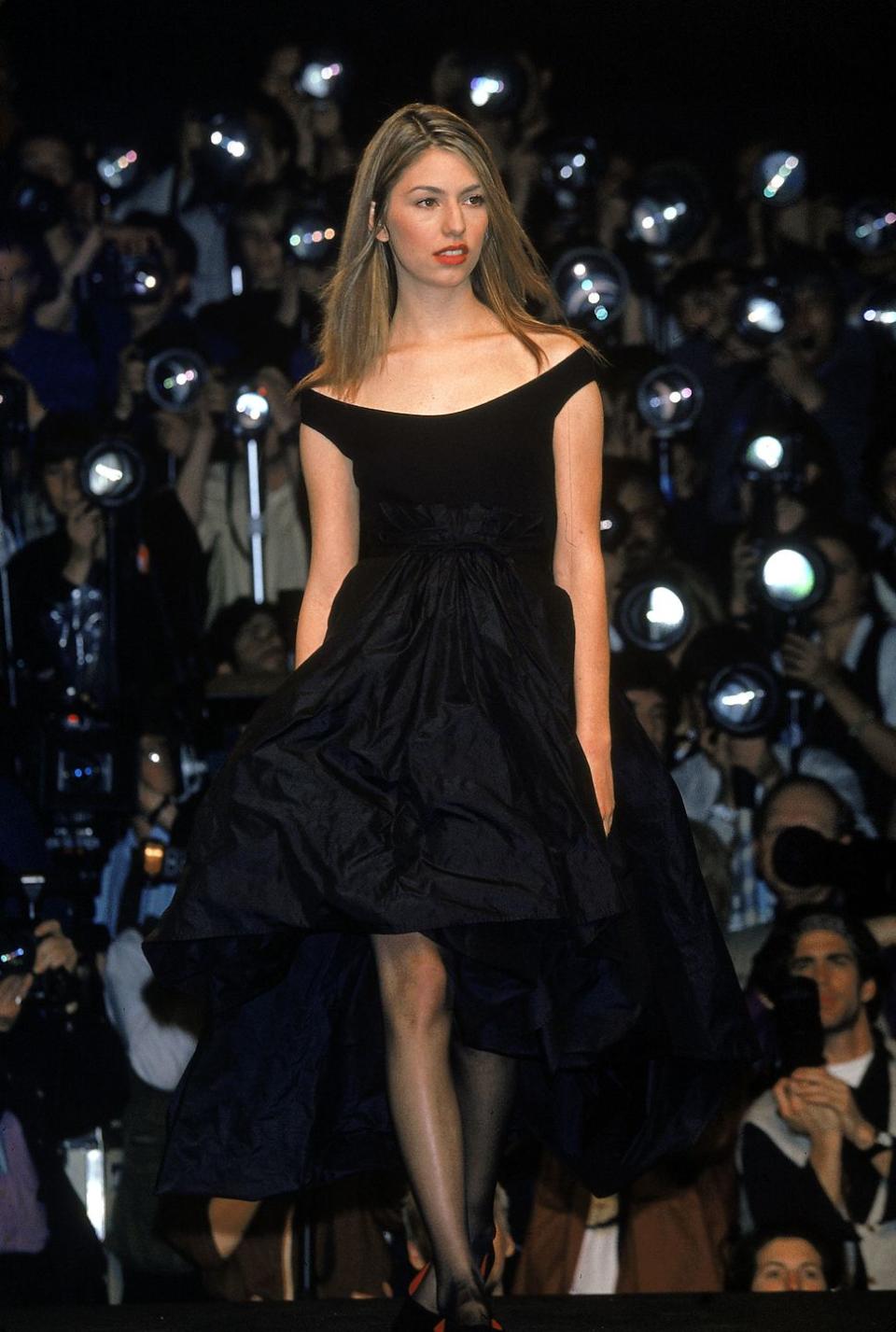 <p>Coppola walks Donna Karan Autumn/Winter 1995 fashion show in two looks with a sea of photographers behind her. </p>