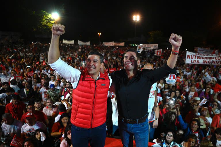 El candidato presidencial colorado Santiago Peña y su vicepresidente Pedro Alliana durante el cierre de campaña en Asunción