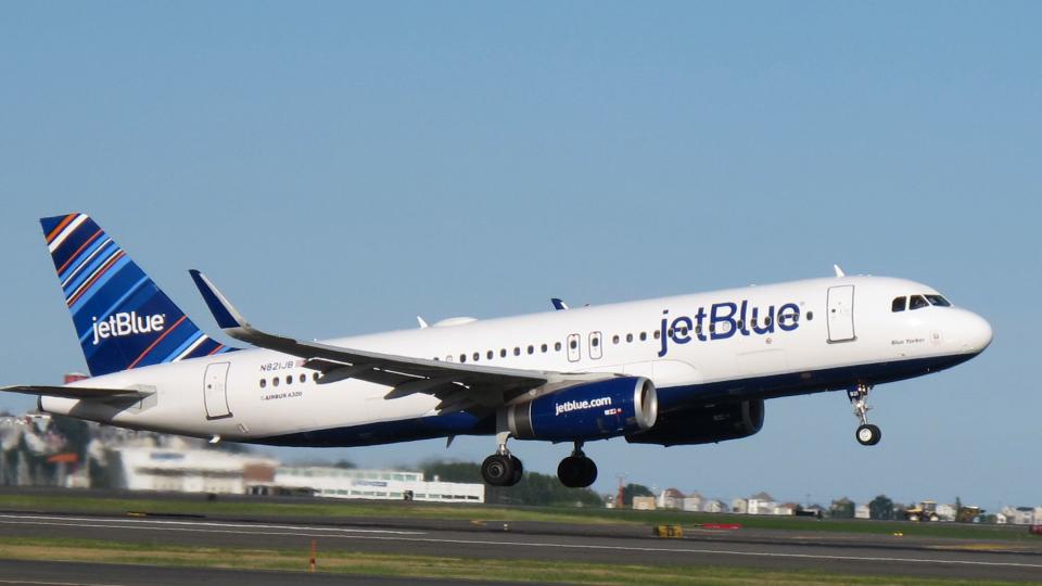 Exterior of a a320 JetBlue plane