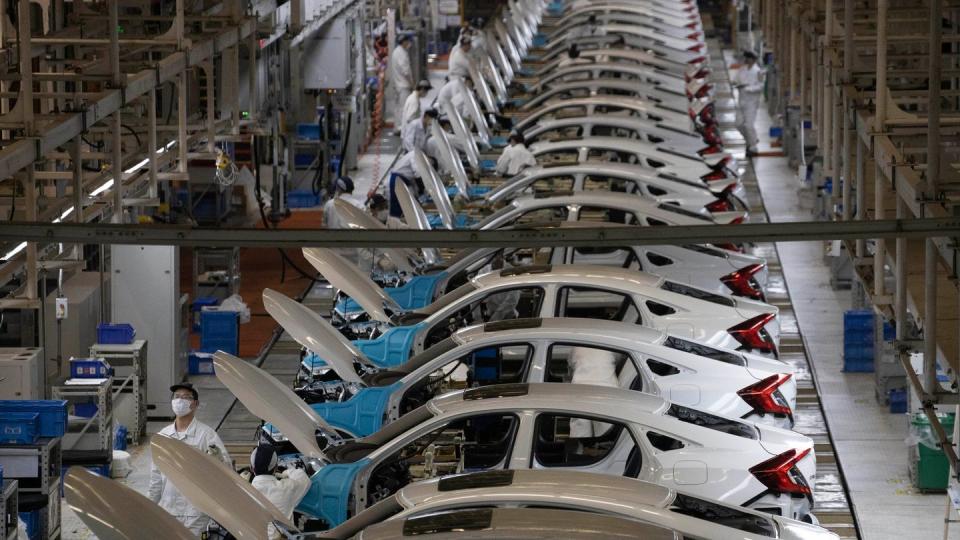 Arbeiter in der Fabrik von Dongfeng Honda Automobile Co. arbeiten am Fließband im chinesischen Wuhan.