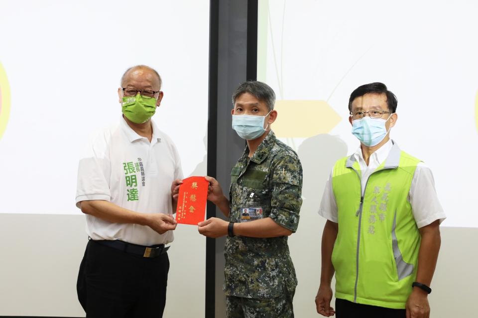 圖片說明 : 嘉義縣議會議長張明達組敬軍團慰勞水上機場空軍聯隊官兵。(縣議會提供)