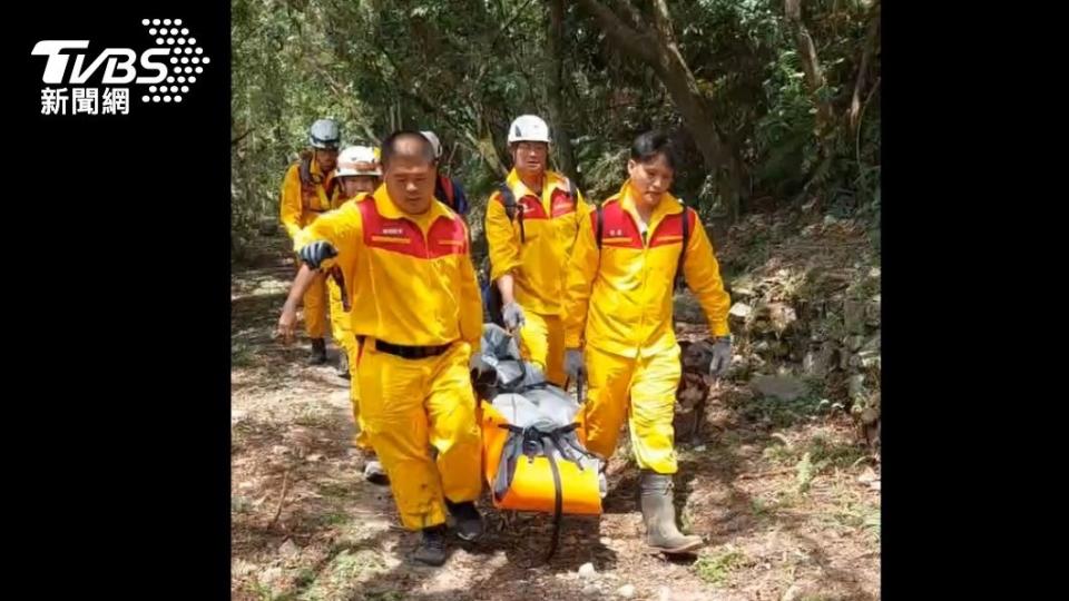 警消將罹難者遺體運出。（圖／TVBS）