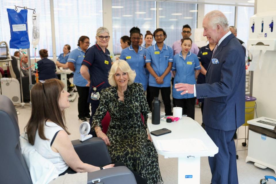 El rey Carlos y la reina Camila conversan con la paciente Jo Irons durante una visita al Centro Oncológico Macmillan del University College Hospital de Londres (REUTERS)