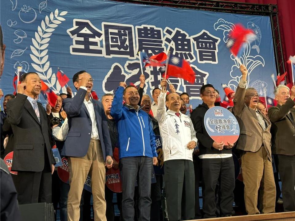 國民黨總統參選人侯友宜18日在王金平及朱立倫陪同下，出席全國農漁會侯援會，展現團結氣勢。（高鈞麟攝）