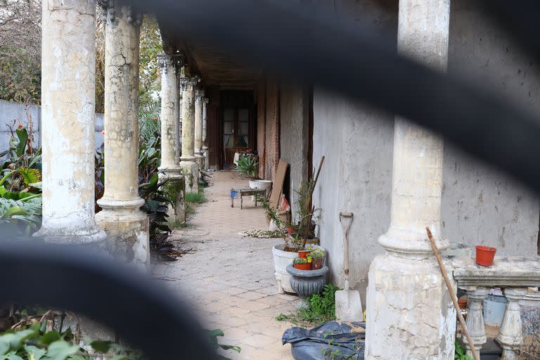 La casa está conformada por cuatro habitaciones, una cocina con una antigua bodega, un baño, un parque lineal y una carpintería en el fondo