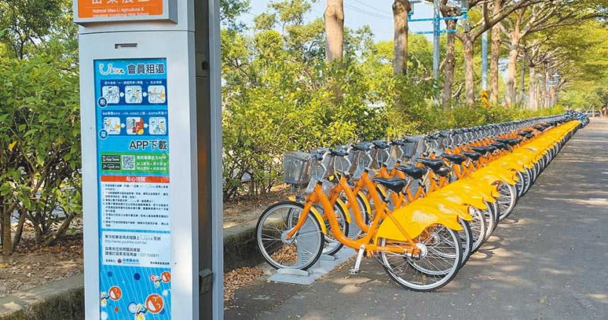 苗栗縣政府在苗栗市設置YouBike，供民眾、學生通勤、上下課使用。（圖／何冠嫻攝）