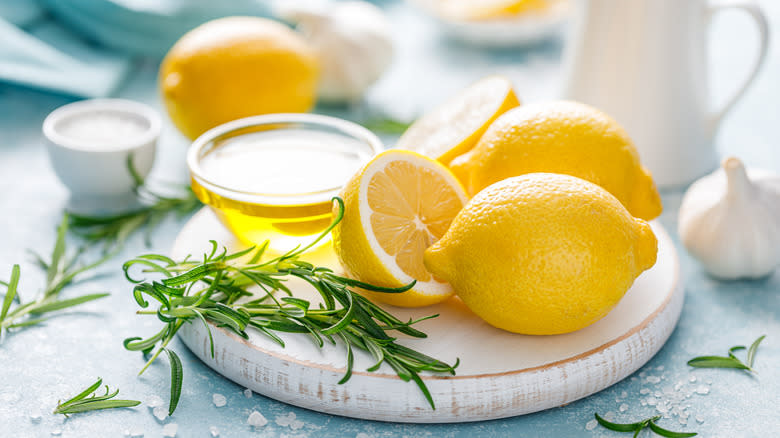 lemons with oil and salt