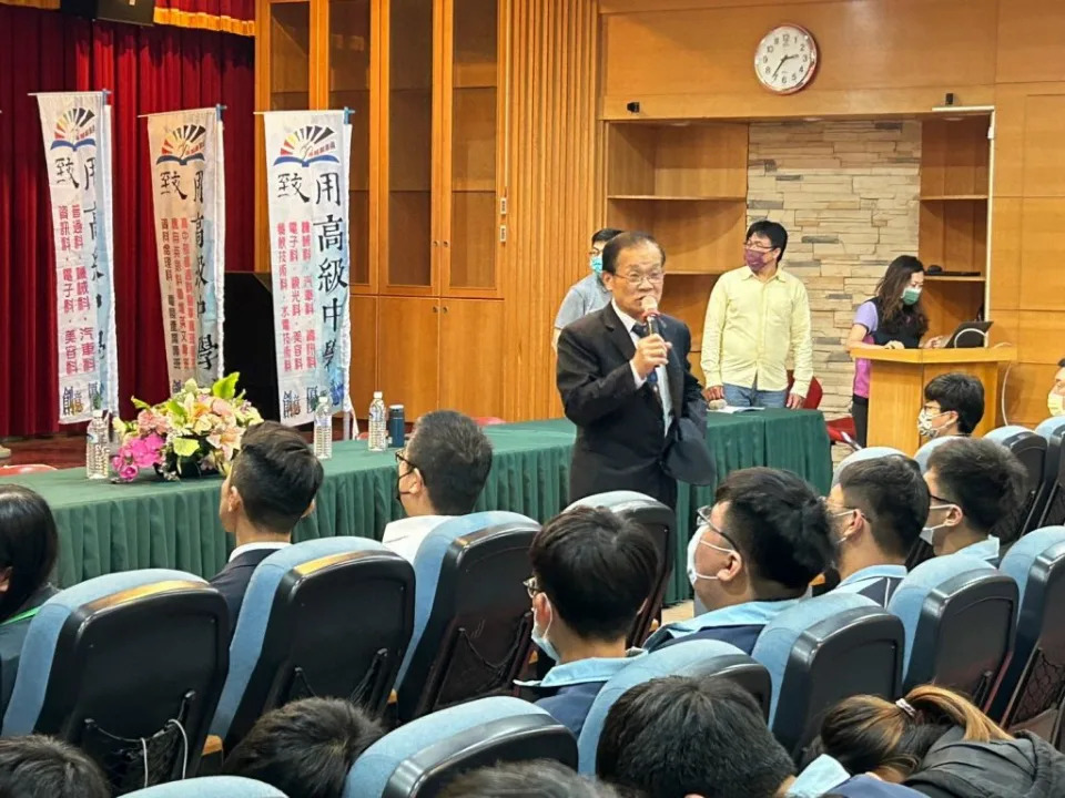 致用高中規劃產學培育人才計畫，與國立聯合大學、中部優質三家國內外聞名的企業商結合，讓學生讀書亦能就業，在出社會前打下穩固就業基礎。（記者陳榮昌攝）