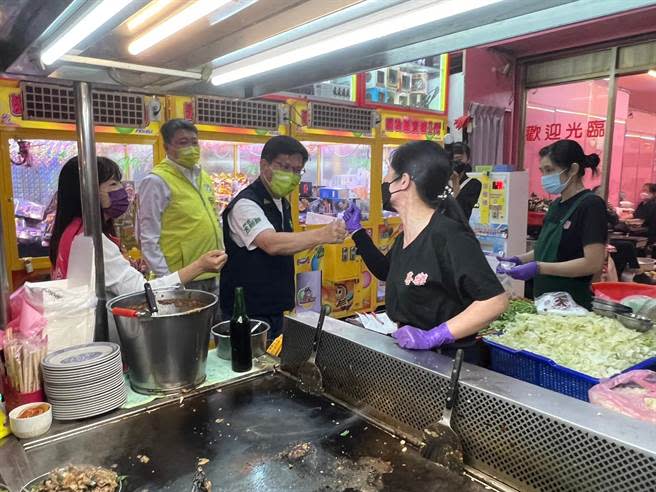 林佳龍今晚到板橋湳雅夜市掃街拜票。（王揚傑攝）