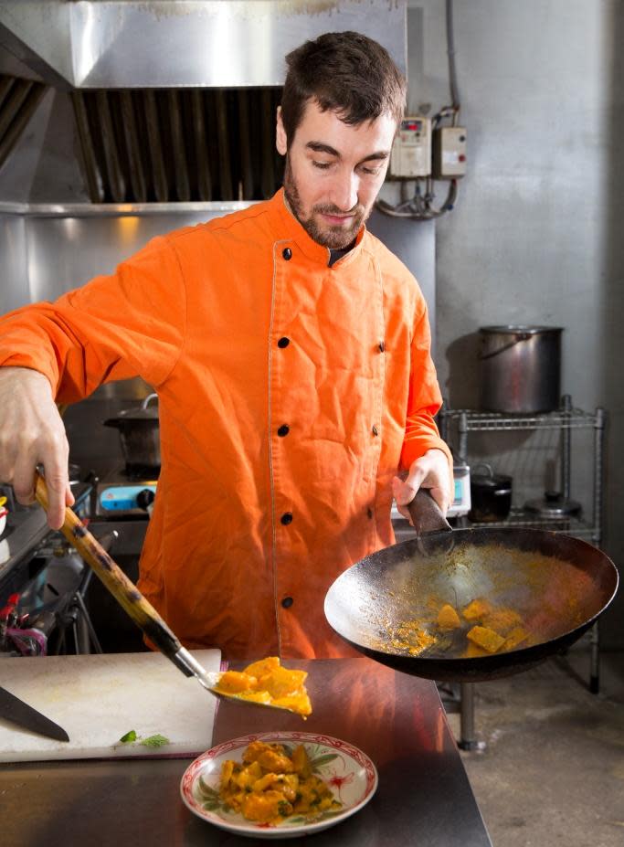 站上料理區的Nicolas，堅持一定要換上橘色制服，看似隨興自在的他，其實對料理細節很堅持。