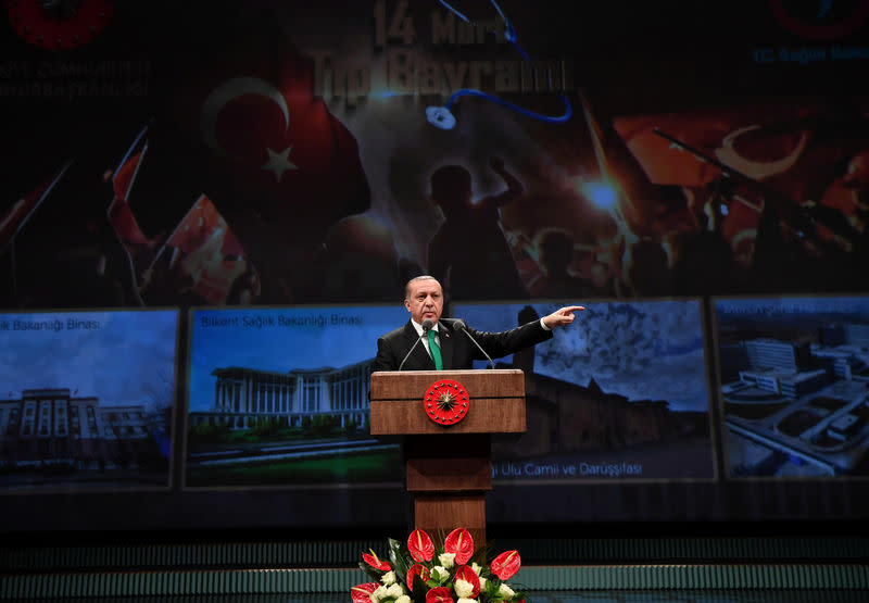 Recep Tayyip Erdogan n'a pas exclu mardi de nouvelles sanctions contre les Pays-Bas dans le cadre du vif contentieux diplomatique opposant Ankara à Amsterdam à propos de la campagne référendaire turque. /Photo prise le 14 mars 2017/Murat Cetinmuhurdar/Handout via REUTERS