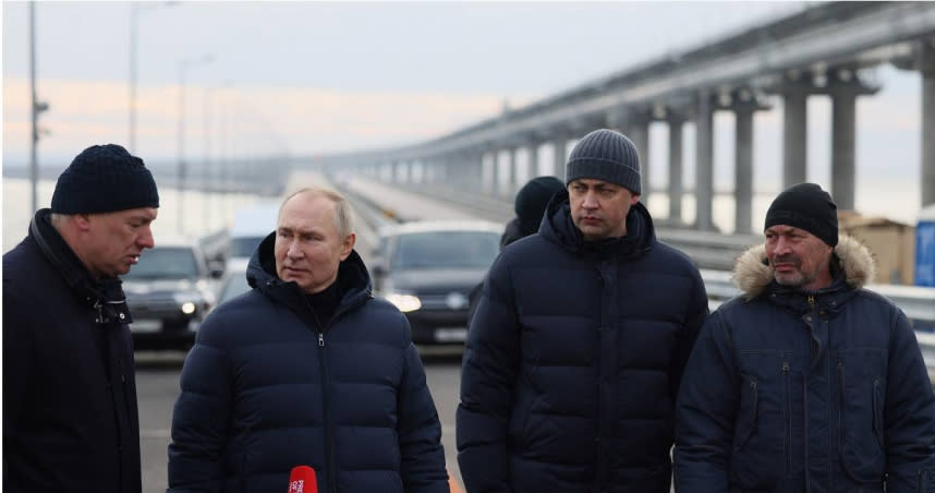 普丁徒步視察10月遭到恐攻破壞的克里米亞大橋（Crimean Bridge）。（圖／達志／美聯社）