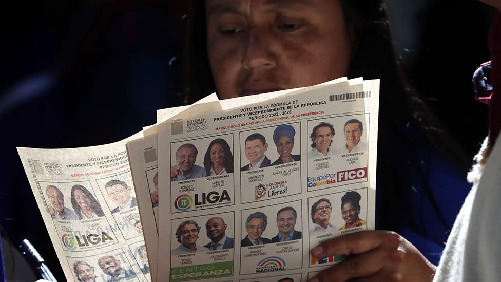 Una mujer revisa las papeletas electorales en las elecciones presidenciales de Colombia