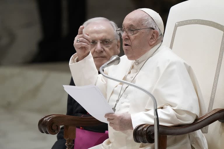 Francisco, junto a monseñor Leonardo Sapienza, en un discurso en la sala Pablo VI, en el Vaticano. (AP/Andrew Medichini)