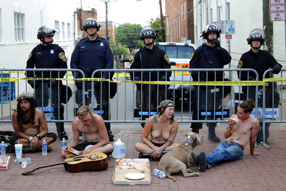 <p>Abseits des gewaltsamen Geschehens gab es aber auch versöhnliche Szenen: In guter alter Hippie-Manier hatten sich einige Gegendemonstranten versammelt und setzten bei einem kleinen Sit-In ein Zeichen des Friedens. (Bild: Getty Images) </p>