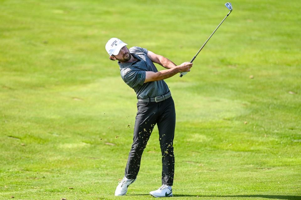 Ashton McCulloch, de Michigan State, realiza un tiro en el hoyo n.º 10 durante el partido regional de golf de la NCAA el lunes 15 de mayo de 2023 en Eagle Eye Golf Club en Bath Township.