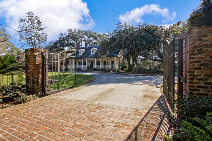 Luxurious Baton Rouge home on 6020 Highland Road (Photo Courtesy of Glenda Pollard of Pollard Partners Realtors)