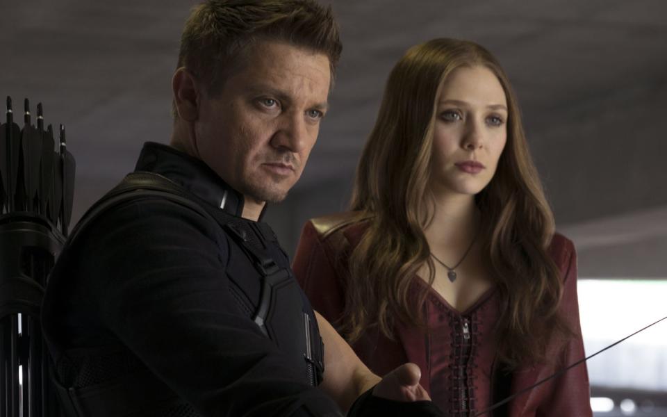 In "The First Avenger: Civil War" spielt Jeremy Renner (52) an der Seite von Elizabeth Olsen (Scarlet Witch) den harten Actionhelden Hawkeye. Im echten Leben kämpft der Schauspieler nun mit den Folgen eines schweren Unfalls. (Bild: ProSieben / 2014 MVLFFLLC. TM & 2014 Marvel. All Rights Reserved. / Zade Rosenthal)