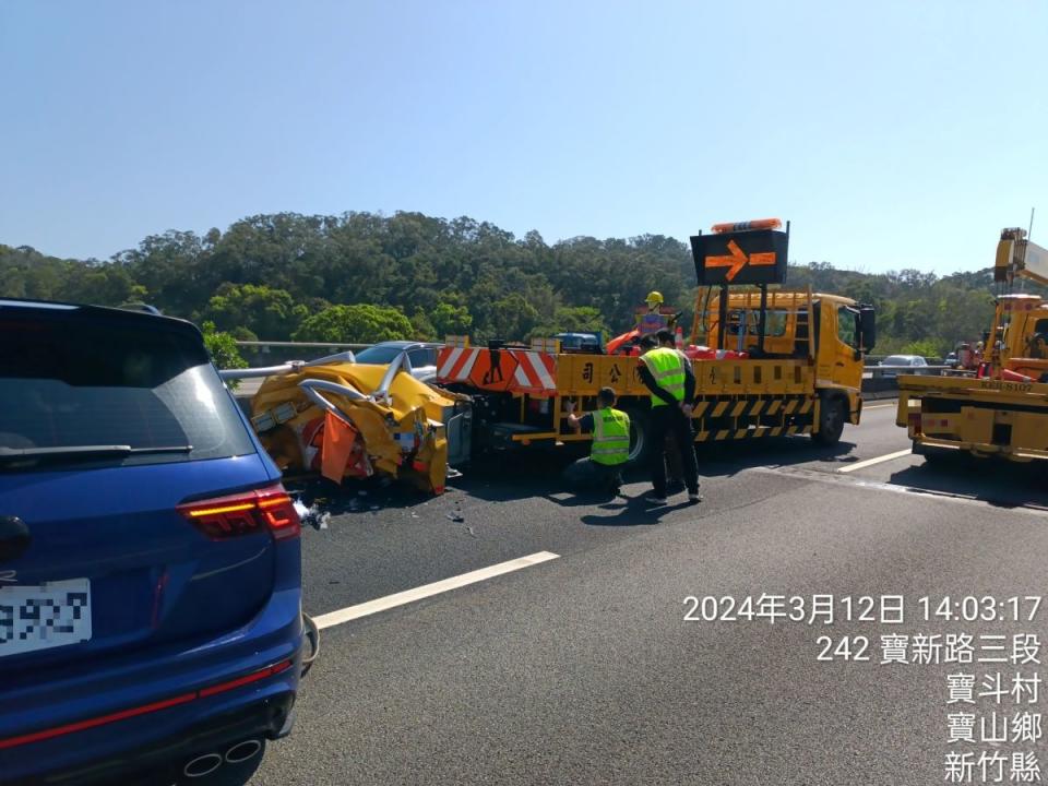 國道一新竹寶山段發生緩撞車遭追撞釀4傷。（圖：警方提供）