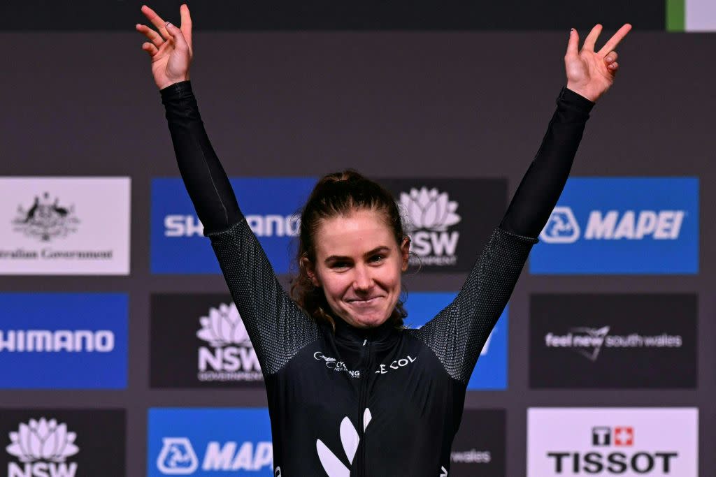  Niamh Fisher-Black on the podium at the 2023  Road World Championships in Wollongong after winning the U23 title in the road race 