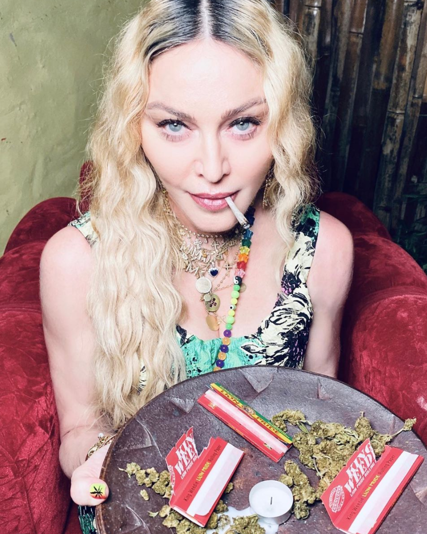 È stata Madonna a pubblicare le foto del compleanno sul suo profilo Instagram. Ad accompagnare le immagini la didascalia "Welcome to Jamaica". Ma il party jamaicano non è piaciuto a tutti: alcuni fan non hanno potuto fare a meno che criticare l'assenza totale di mascherine contro, invece, la presenza di marijuana a volontà.