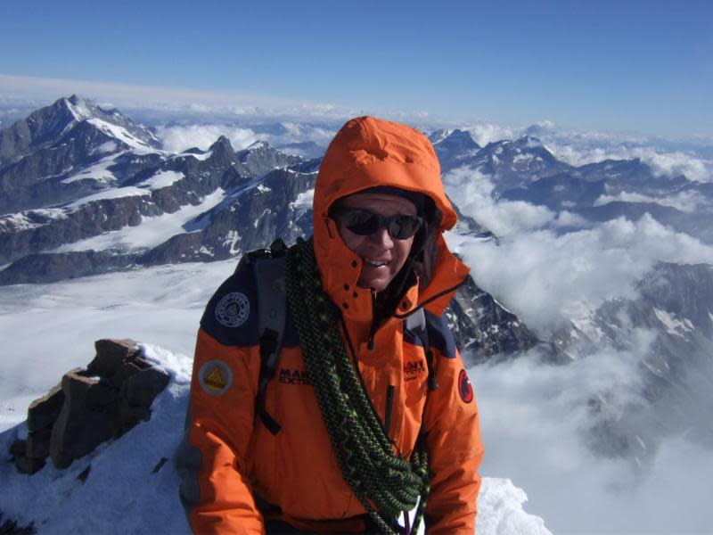 Bergführer Hermann Biner auf dem Gipfel des Matterhorns - der markanteste Berg der Alpen lockt jedes Jahr rund 3000 Alpinisten auf den Gipfel. Foto: Hermann Biner