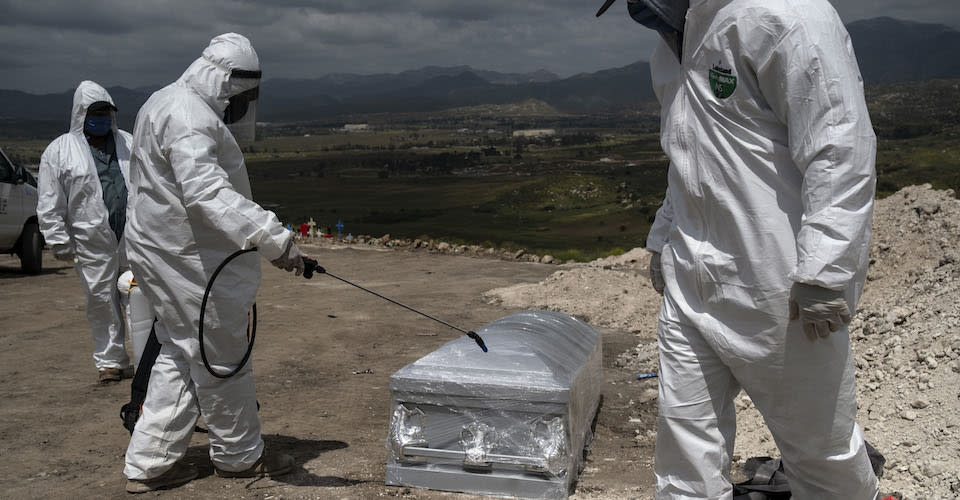 Trabajadores de cementario en funeral de persona con COVID-19