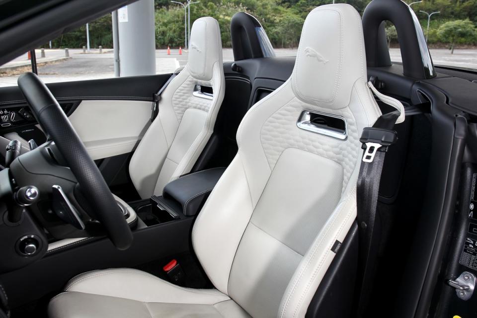 Roadster最重要的內飾 — 座椅，在F-Type R 75 Convertible上同時兼顧了運動性與舒適性。