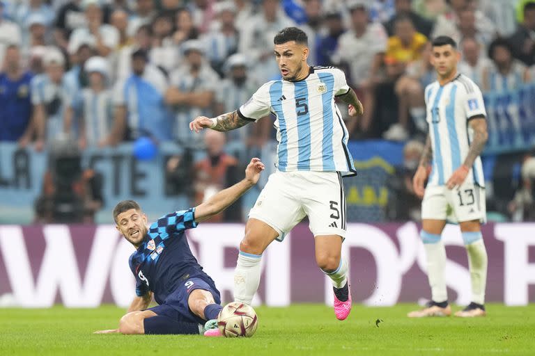 Leandro Paredes controla la pelota durante el partido entre Argentina y Croacia por semifinales de la Copa del Mundo