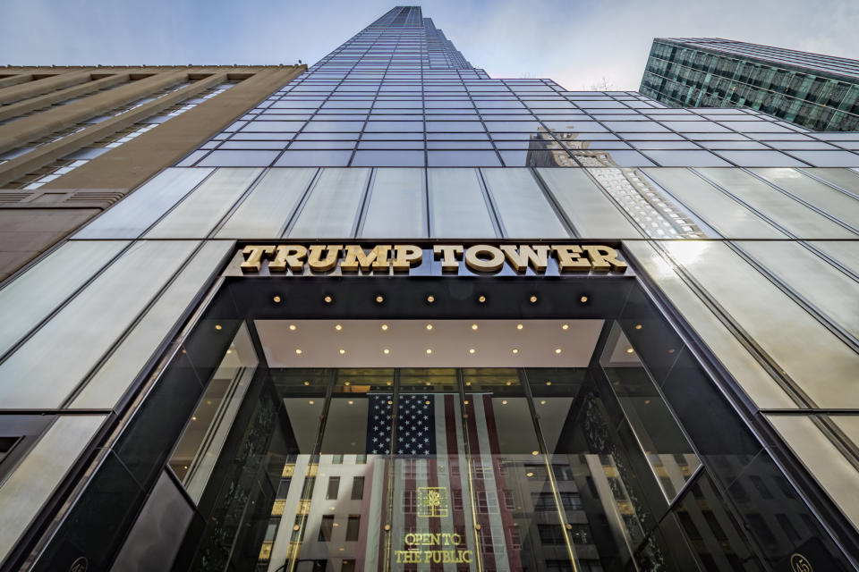 Der Eingang des Trump Towers und der Tower von unten fotografiert