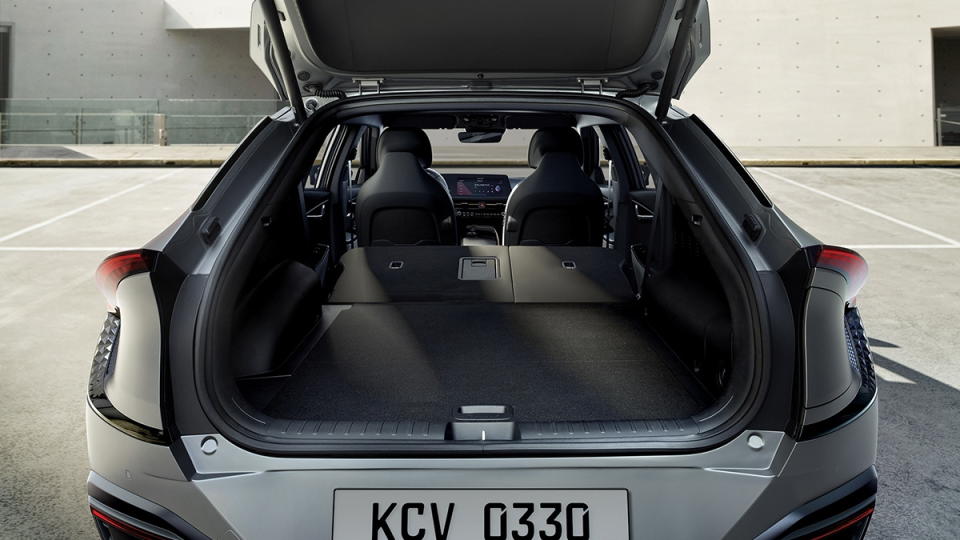 圖／2022 Kia EV6 Light標準版搭配電動寬景天窗、人體工學座椅，以及貼心的一鍵放鬆模式，加上寬敞的車室空間，能大幅提升長途駕駛的乘坐體驗。