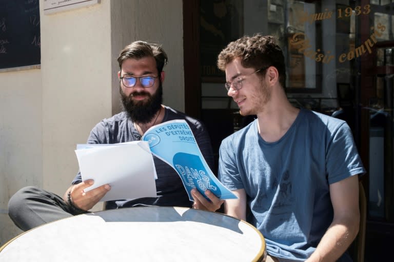 Antonin Dacos (d) et Alexandre Lorello, membres de l'Observatoire de l'extrême droite dans le Vaucluse, regardent un rapport qu'ils ont rédigé sur l'extrême droite à Avignon, le 17 juin 2024 (Jérémy PAOLONI)