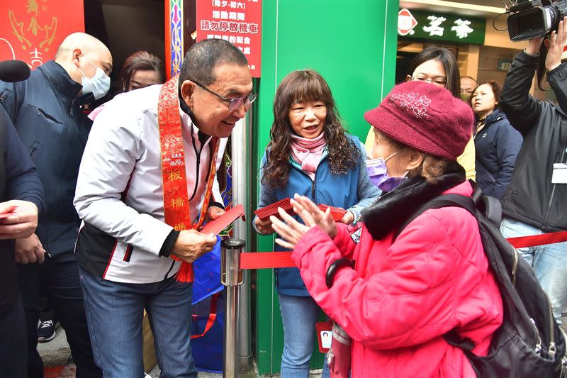 侯友宜至板橋接雲寺參拜祈福，祝福市民吉龍舞春。（圖／新北市府提供）