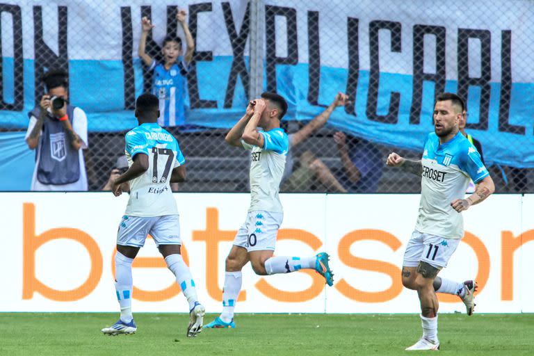 El festejo de Matías Rojas, autor del empate parcial en el eventual triunfo de Racing sobre Boca, que se dio porque al Xeneize le expulsaron a 5 jugadores