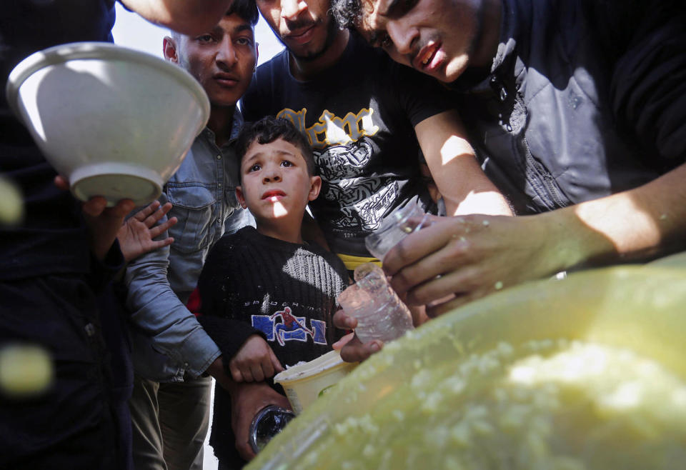 Image: Displaced Palestinians civilians face hunger and lack of water amid Israeli attacks (Ashraf Amra / Anadolu via Getty Images)