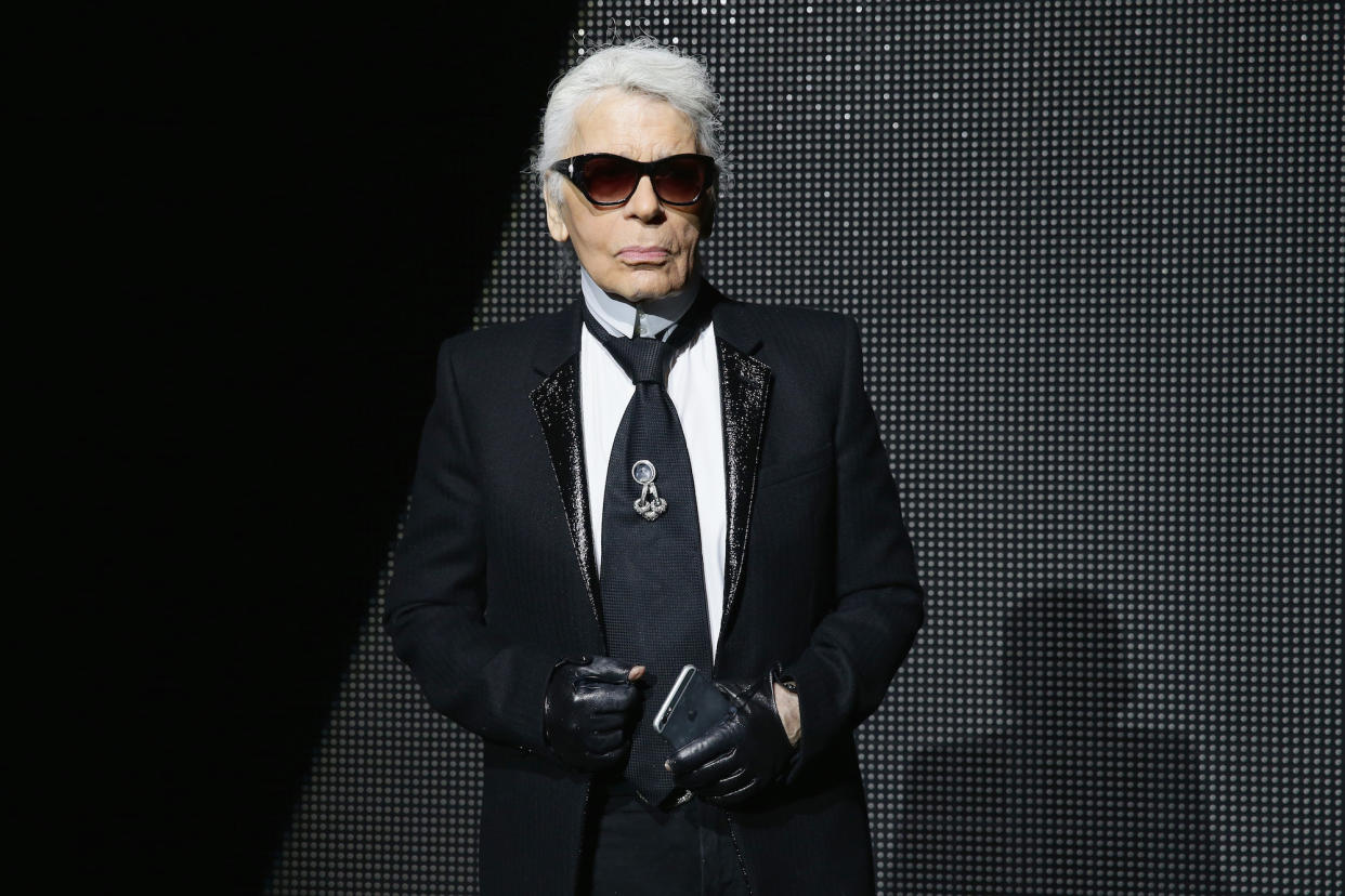 Sonnenbrille, Pferdeschwanz, Kragen, Handschuhe – der Stil von Karl Lagerfeld war unverwechselbar. (Bild: Getty Images)