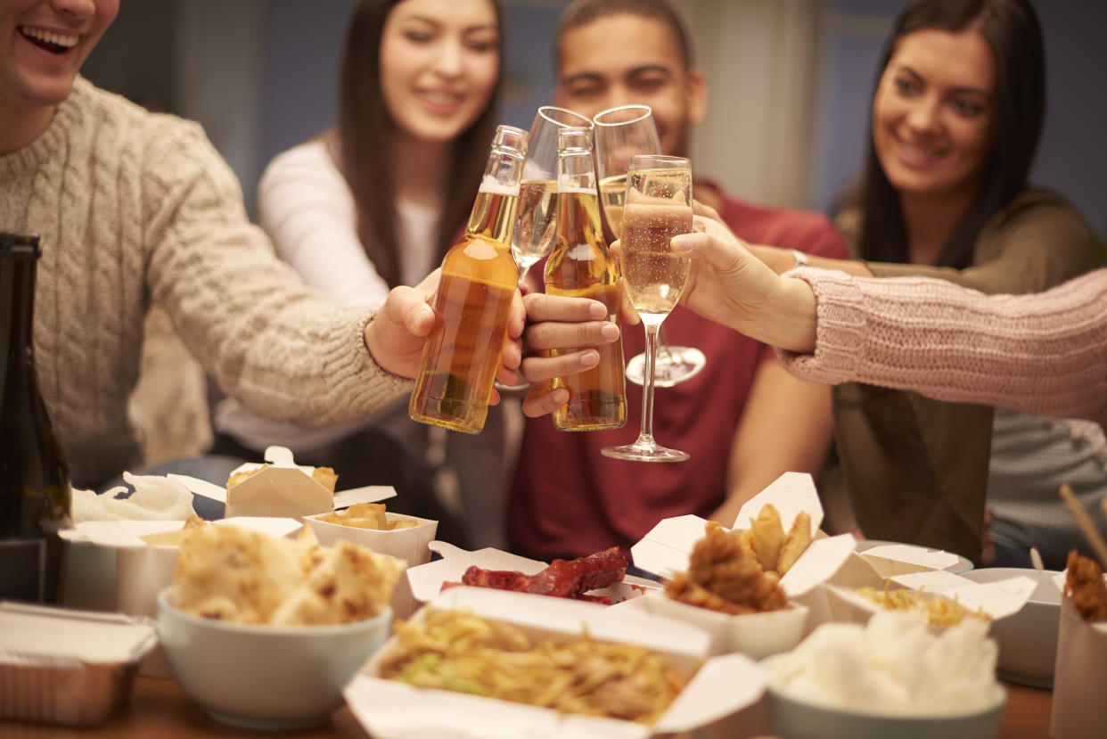 Ein Gruppe von Freunden stößt mit einem Glas Prosecco an