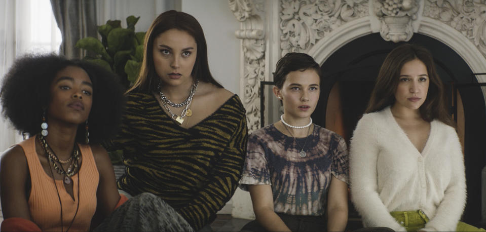 De izquierda a derecha Lovie Simone, Zoey Luna, Cailee Spaeny y Gideon Adlon en una escena de “The Craft: Legacy" en una imagen proporcionada por Sony Pictures. (Columbia Pictures/Sony vía AP)