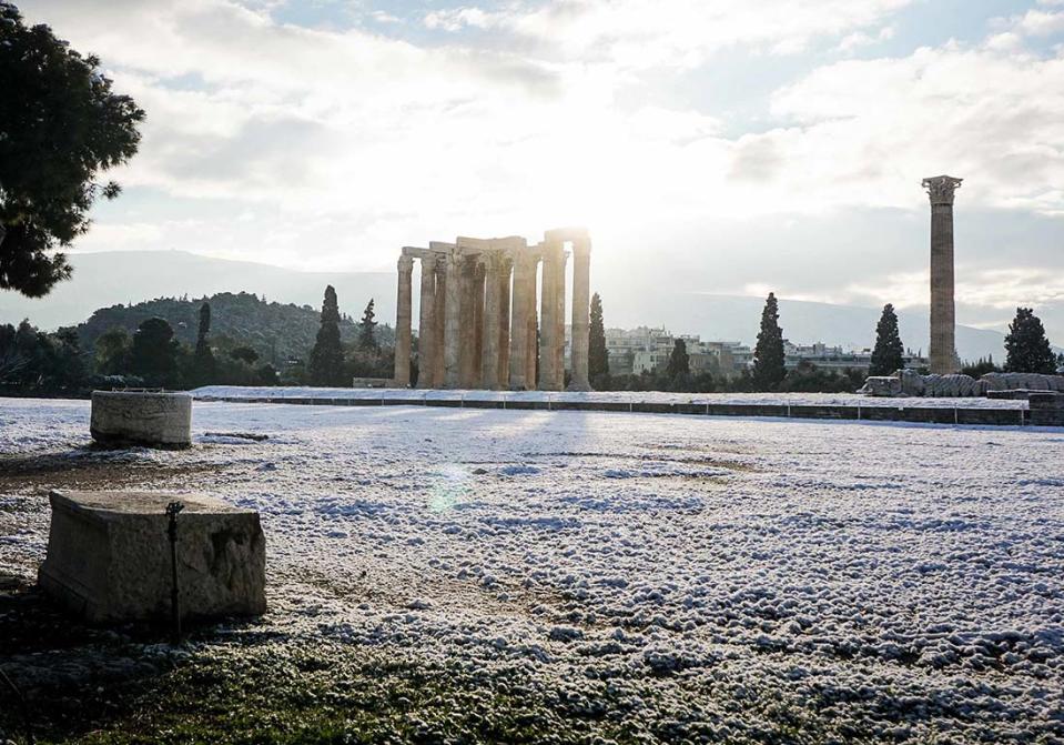 Le temple de Zeus recouvert de neige au petit matin