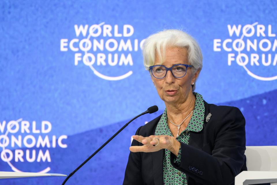 La présidente de la Banque centrale européenne (BCE) Christine Lagarde s'exprime lors d'une séance au centre des congrès lors de la réunion annuelle du Forum économique mondial (WEF) à Davos le 25 mai 2022. (Photo de Fabrice COFFRINI / AFP) (Photo de FABRICE COFFRINI /AFP via Getty Images)