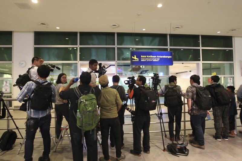 大批媒體20日傍晚在吉隆坡機場苦候金韓松。（美聯社）