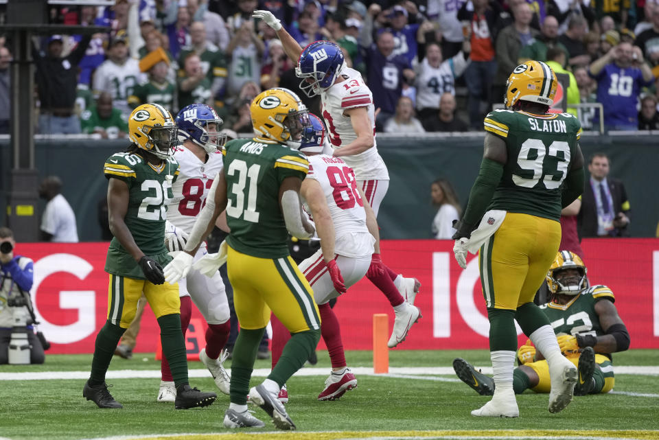 New York Giants tight end Daniel Bellinger (82), second left, celebrates with team-mates after scoring a touchdown during an NFL game between the New York Giants and the Green Bay Packers at the Tottenham Hotspur stadium in London, Sunday, Oct. 9, 2022. (AP Photo/Kin Cheung)