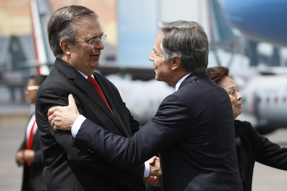 El canciller mexicano Marcelo Ebrard, izquierda, le da la bienvenida al secretario de Estado estadounidense Antony Blinken el lunes 12 de septiembre de 2022, en el Aeropuerto Internacional Benito Juárez de la Ciudad de México. (Raquel Cunha/Pool vía AP)