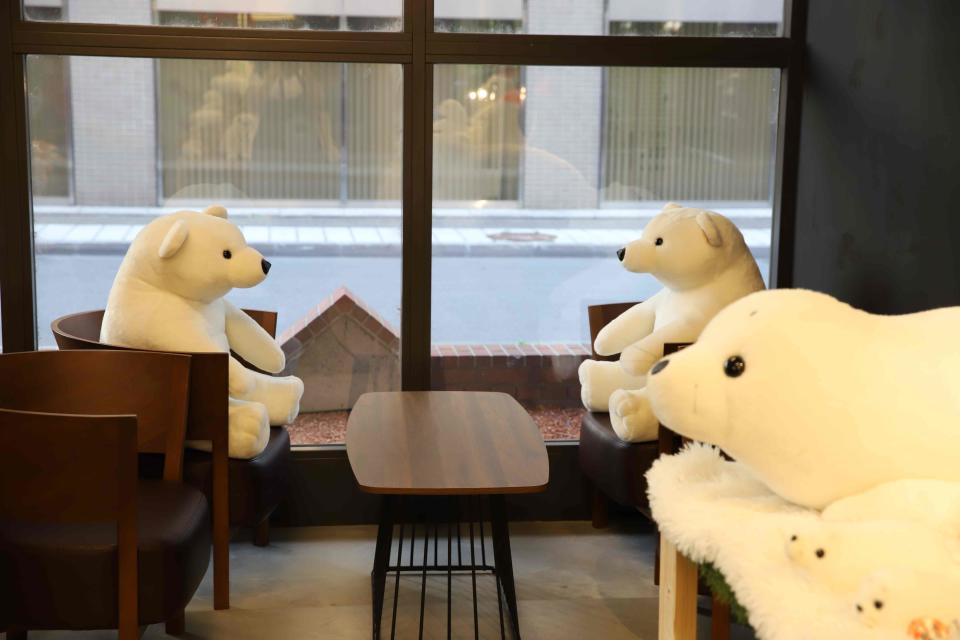 大廳每個角落都裝飾著北極熊及其他可愛動物們。