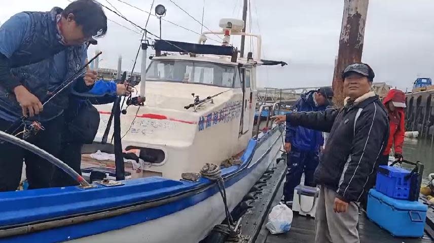 快新聞／苗栗漁港外海海釣船遇浪翻覆 男子茫茫海上漂浮幸運獲救