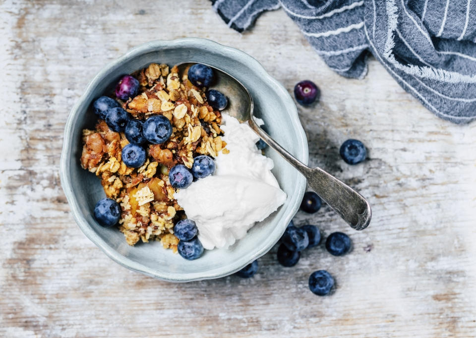 Combinar las frutas con yogur y cereales integrales es una buena opción para incorporar alimentos ricos en fibra a nuestra dieta. (Getty Creative)