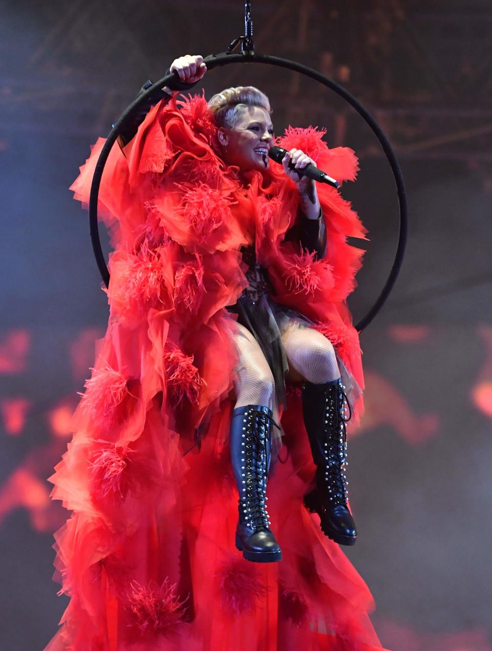 Pink landete für ihren Auftritt in einem Reifen und gekleidet in einen roten Umhang auf der Bühne. (Bild:Gareth Cattermole/Getty Images)