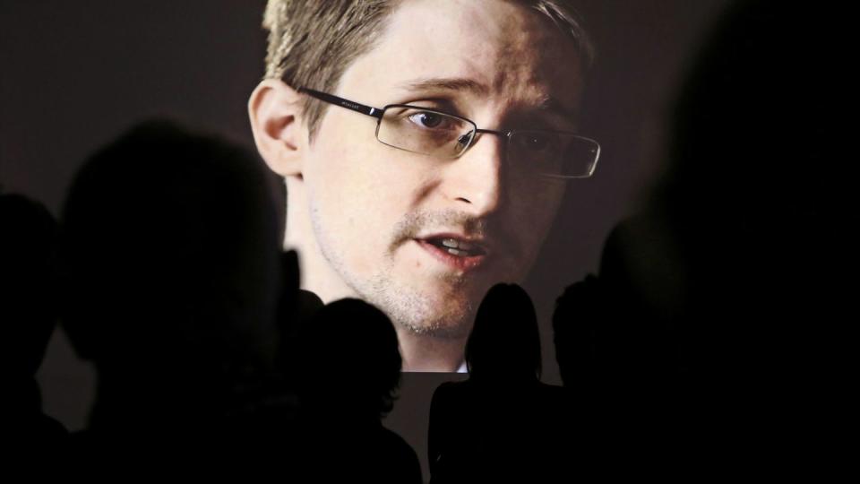 Der Whistleblower Edward Snowden hat mit der Versteigerung eines digitalen Kunstwerks eine Millionenspende für seine Journalistenstiftung erzielt.