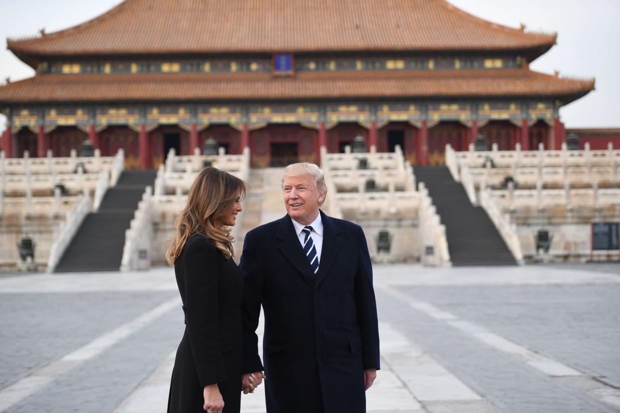 Donald Trump und seine Frau Melania vor der „Verbotenen Stadt“ in Peking. (Bild: Getty Images)