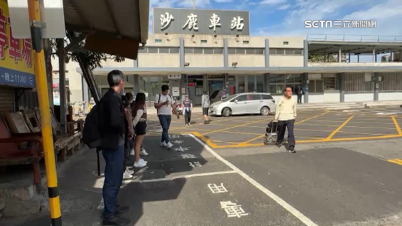 有民眾日前在台中沙鹿火車站攔計程車時，被司機告知只有「一口價」，拒絕跳錶。